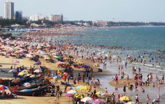 Visitors flock to beaches in Vung Tau (Photo: SGGP)